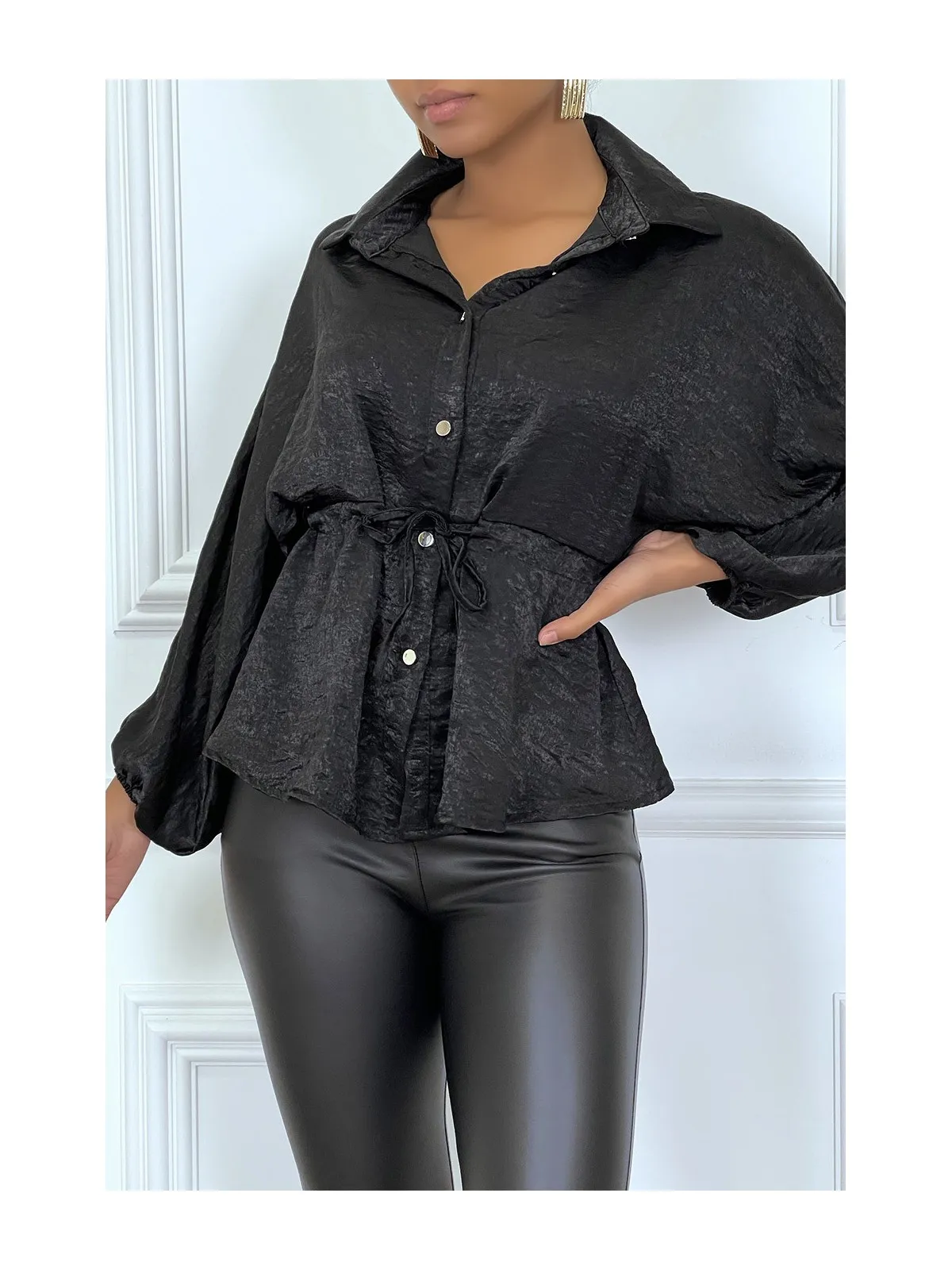 Chemise noire à cordon à la taille, effet satiné