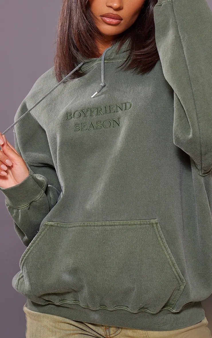 Hoodie kaki délavé à slogan Boyfriend Season brodé