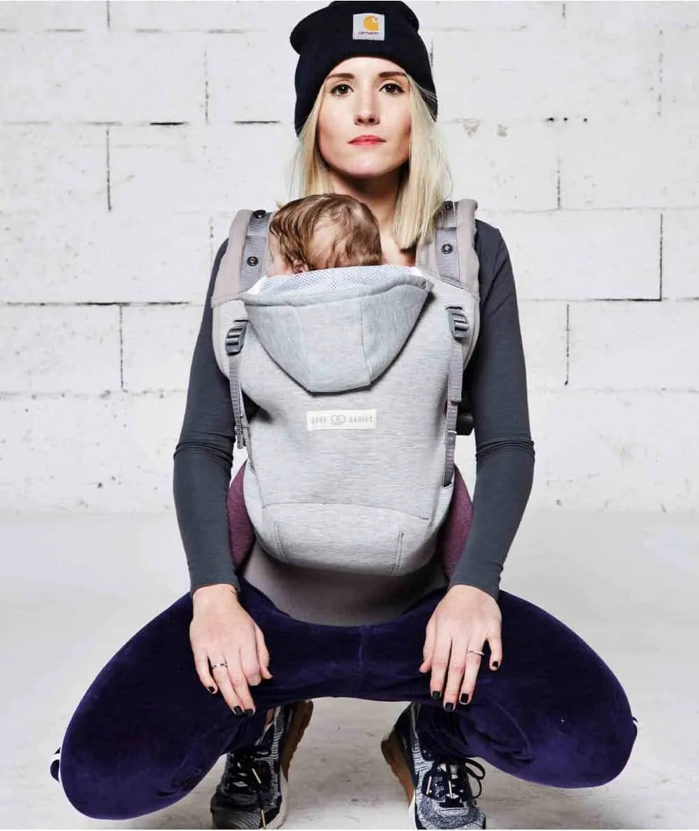 Love Radius : Porte bébé Physiologique 'Hoodie Carrier Pack' - Gris Athlétique - 100% Ecoresponsable - Mer(e)veilleuse