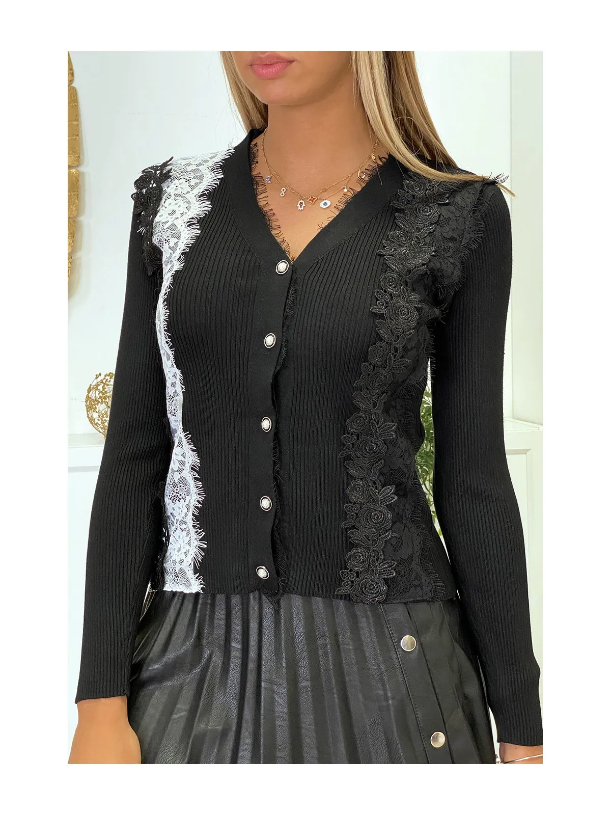 Magnifique gilet noir avec dentelle et broderie blanc et noir