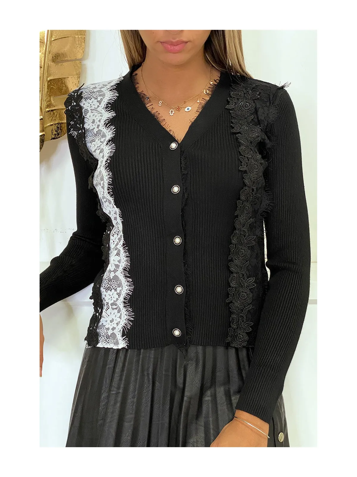 Magnifique gilet noir avec dentelle et broderie blanc et noir