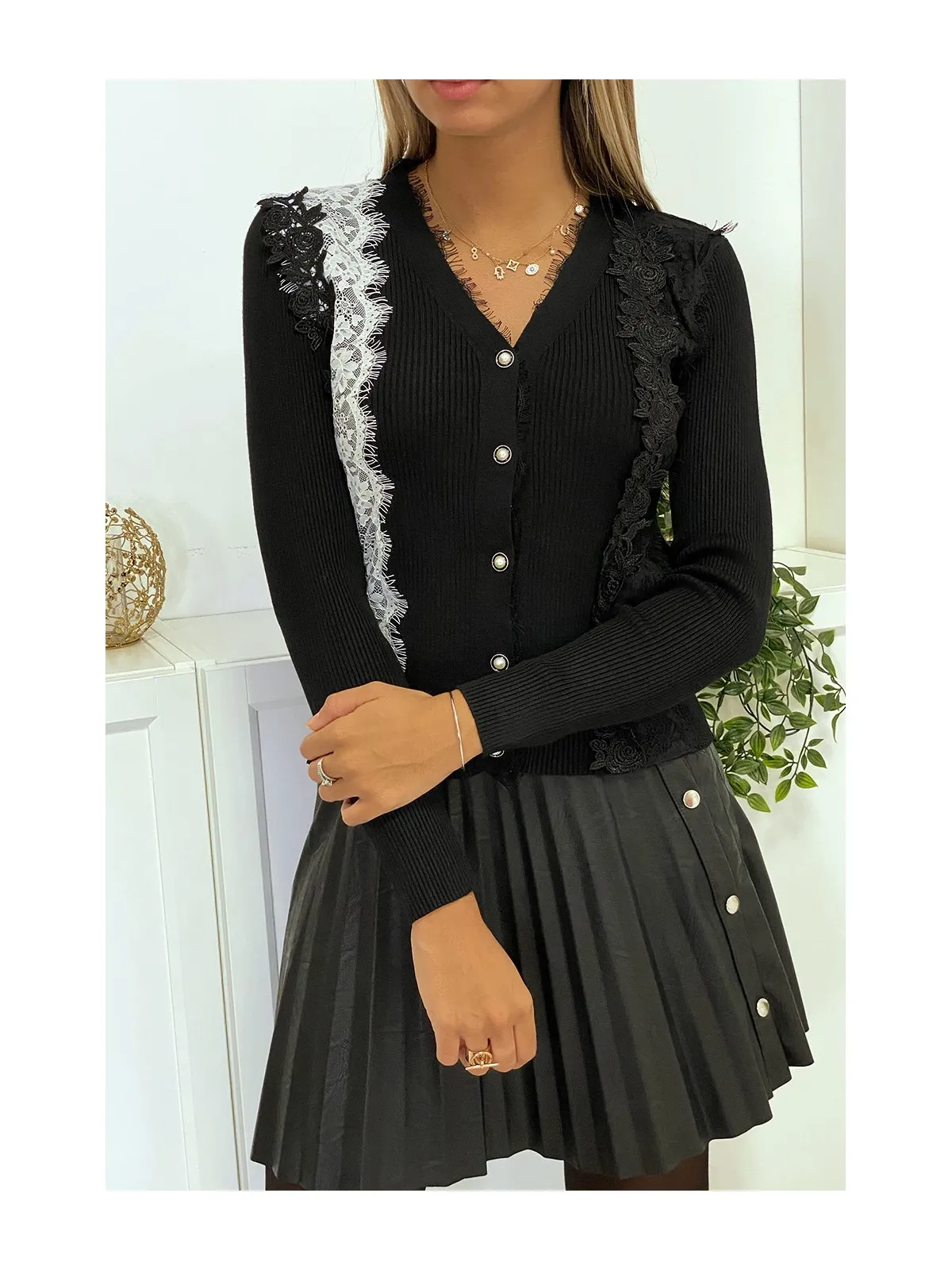 Magnifique gilet noir avec dentelle et broderie blanc et noir