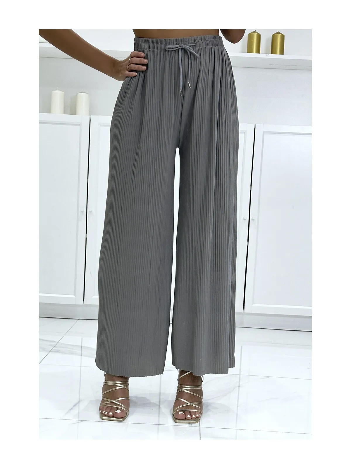 Pantalon palazzo gris plissé très tendance