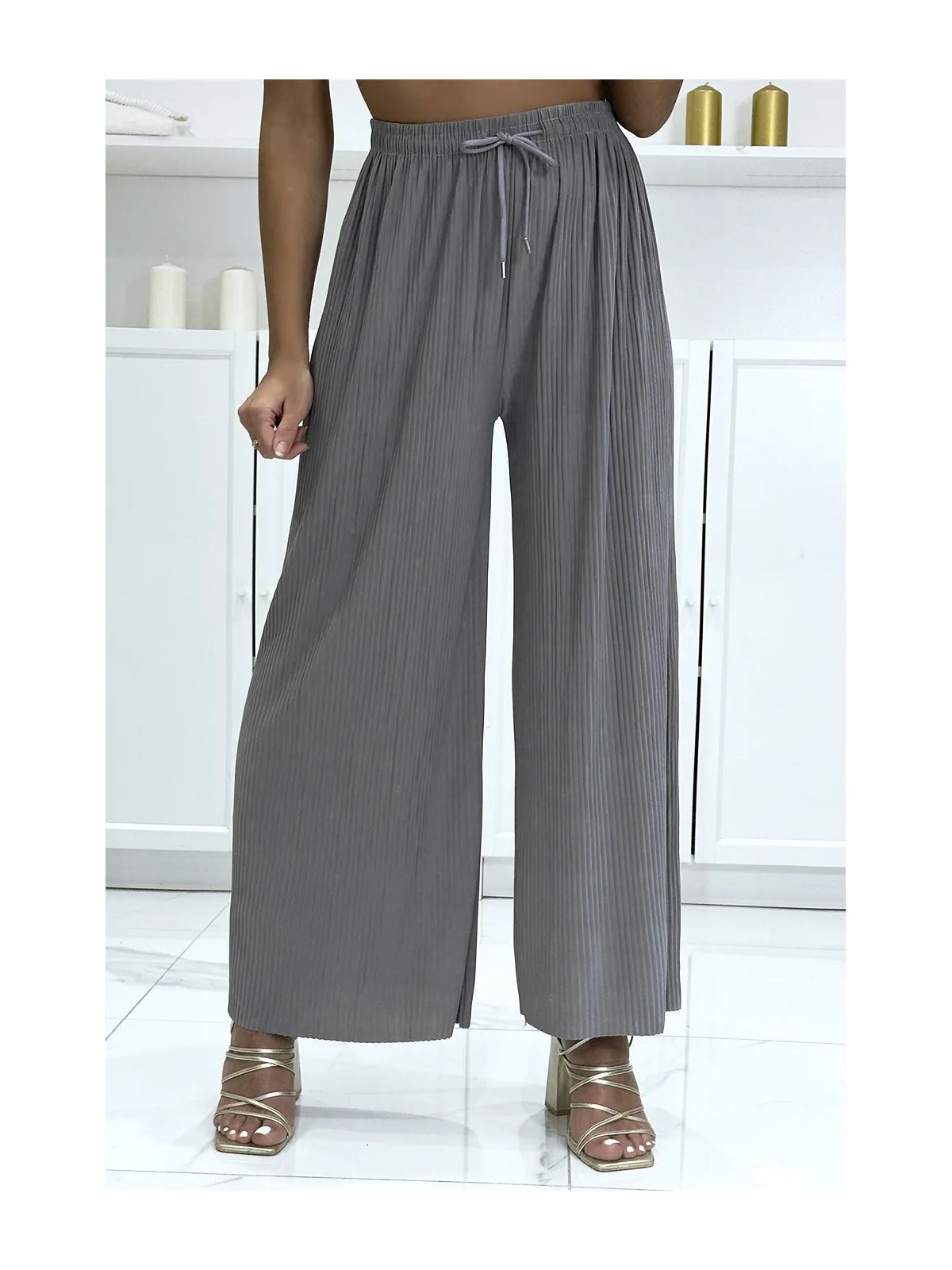 Pantalon palazzo gris plissé très tendance