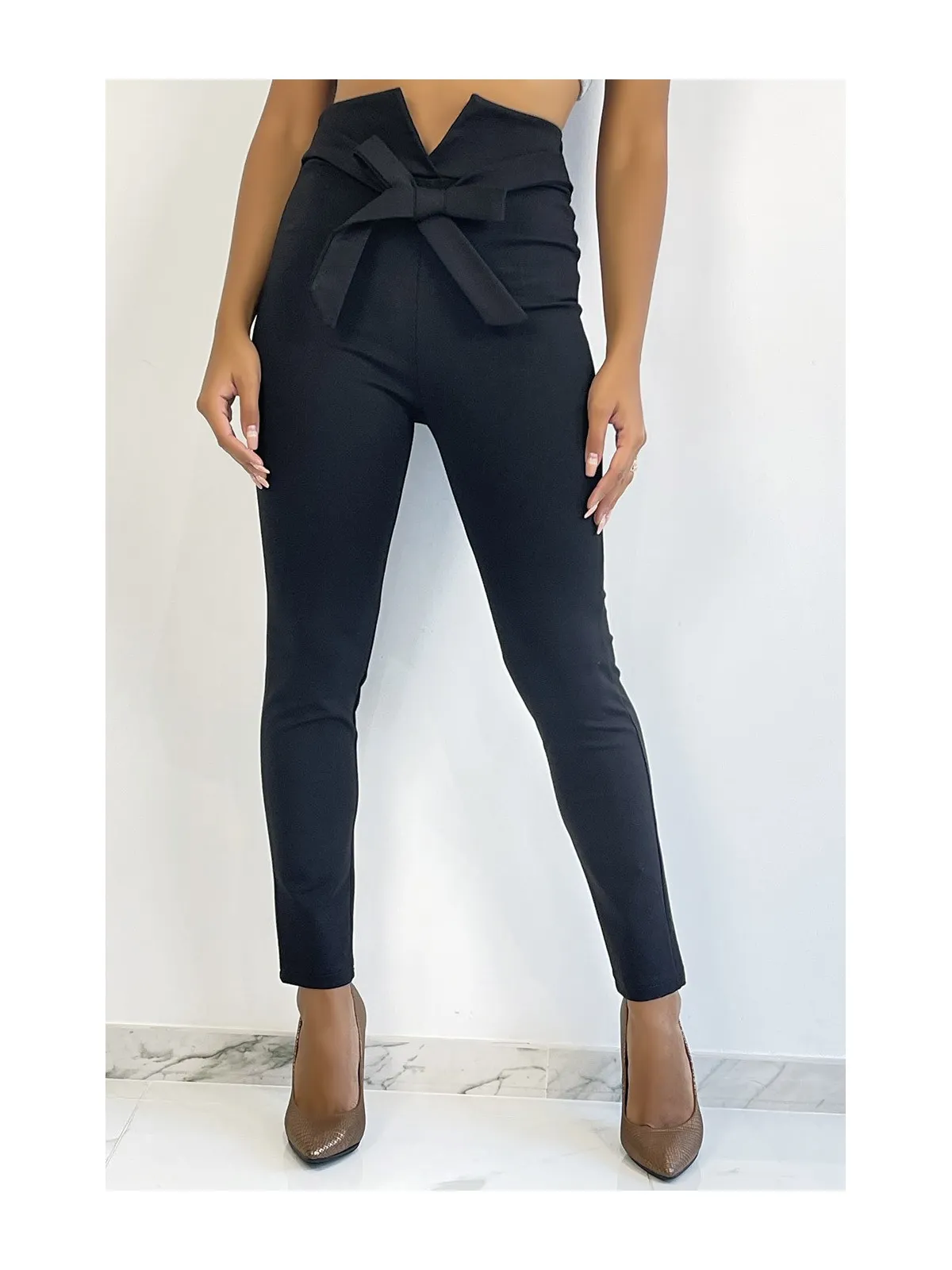 Pantalon slim noir taille haute avec ceinture et forme V