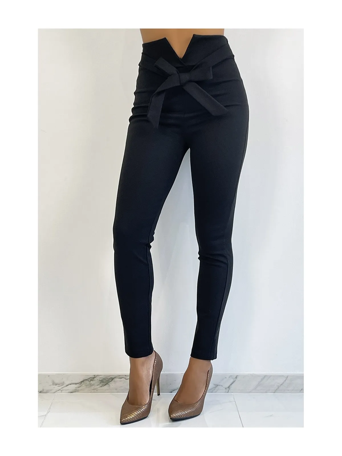 Pantalon slim noir taille haute avec ceinture et forme V