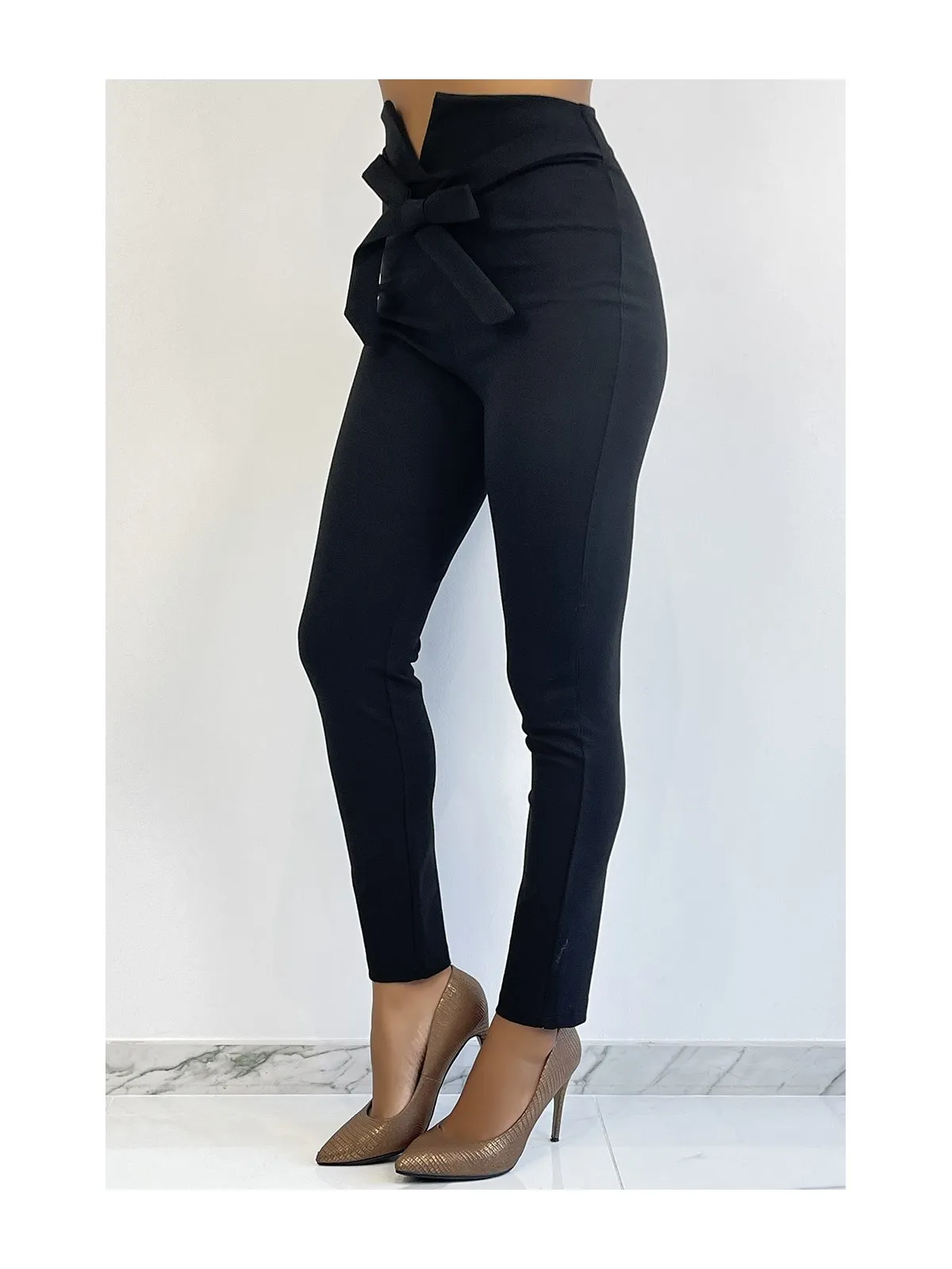 Pantalon slim noir taille haute avec ceinture et forme V