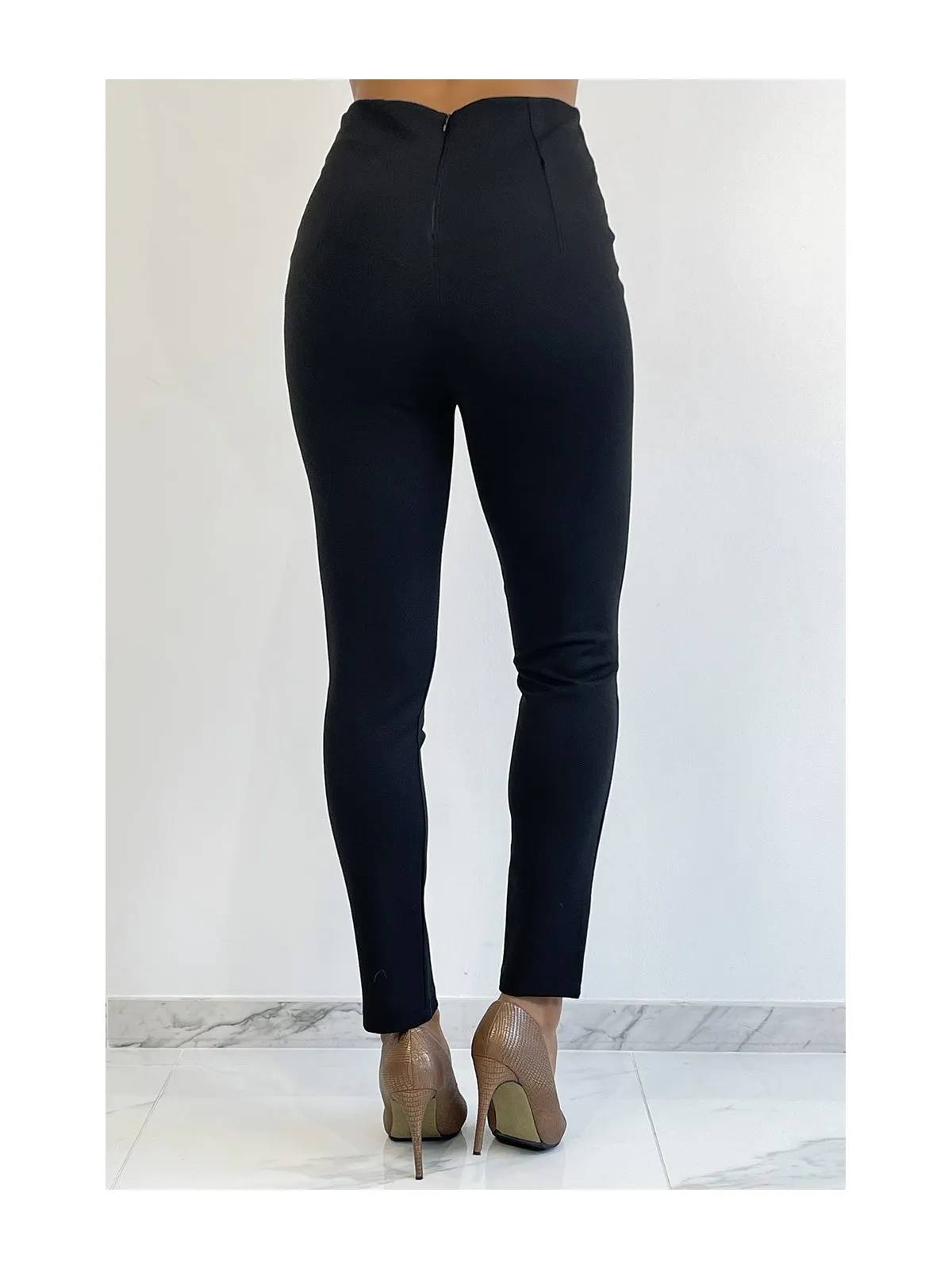 Pantalon slim noir taille haute avec ceinture et forme V