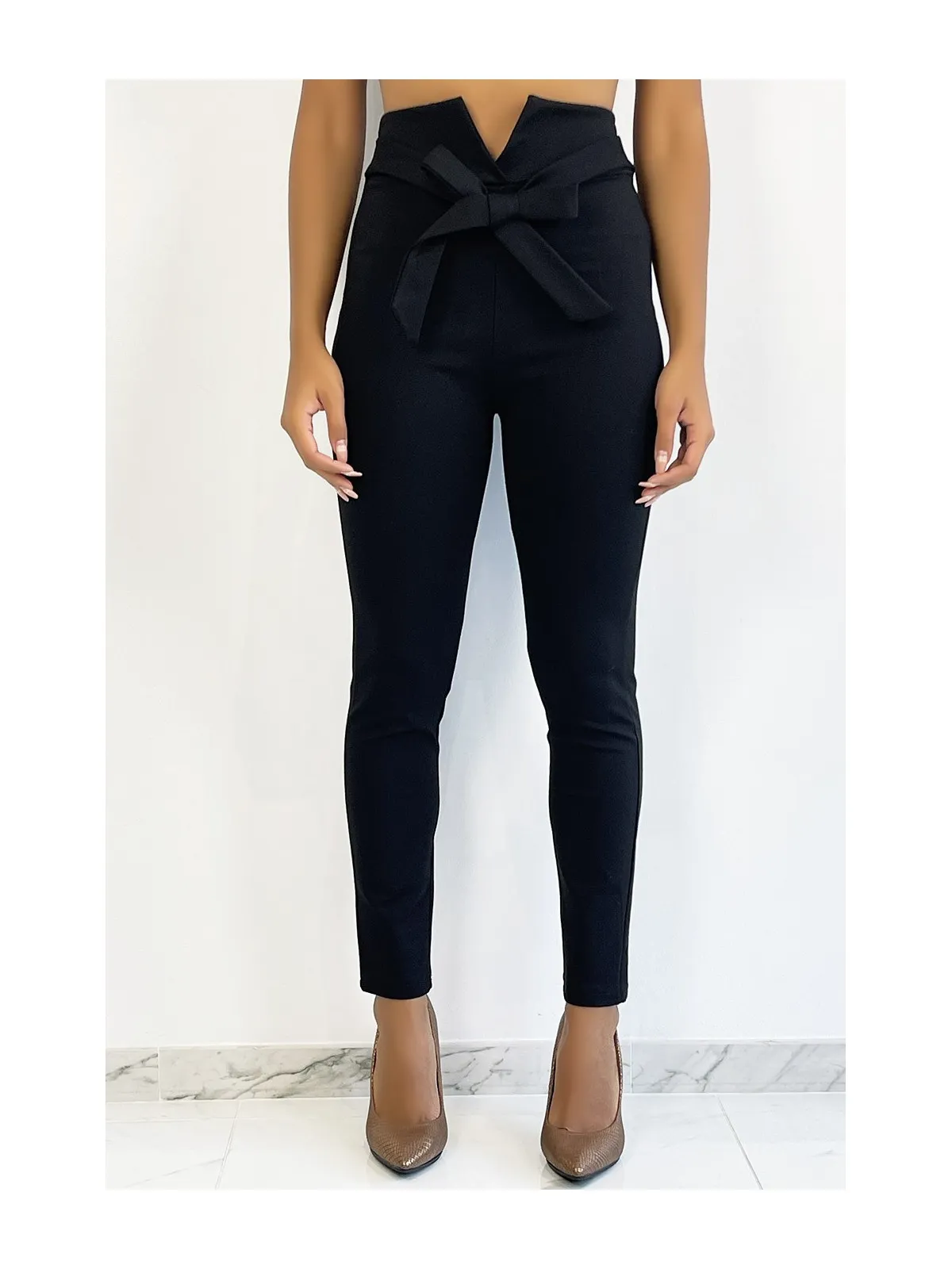 Pantalon slim noir taille haute avec ceinture et forme V