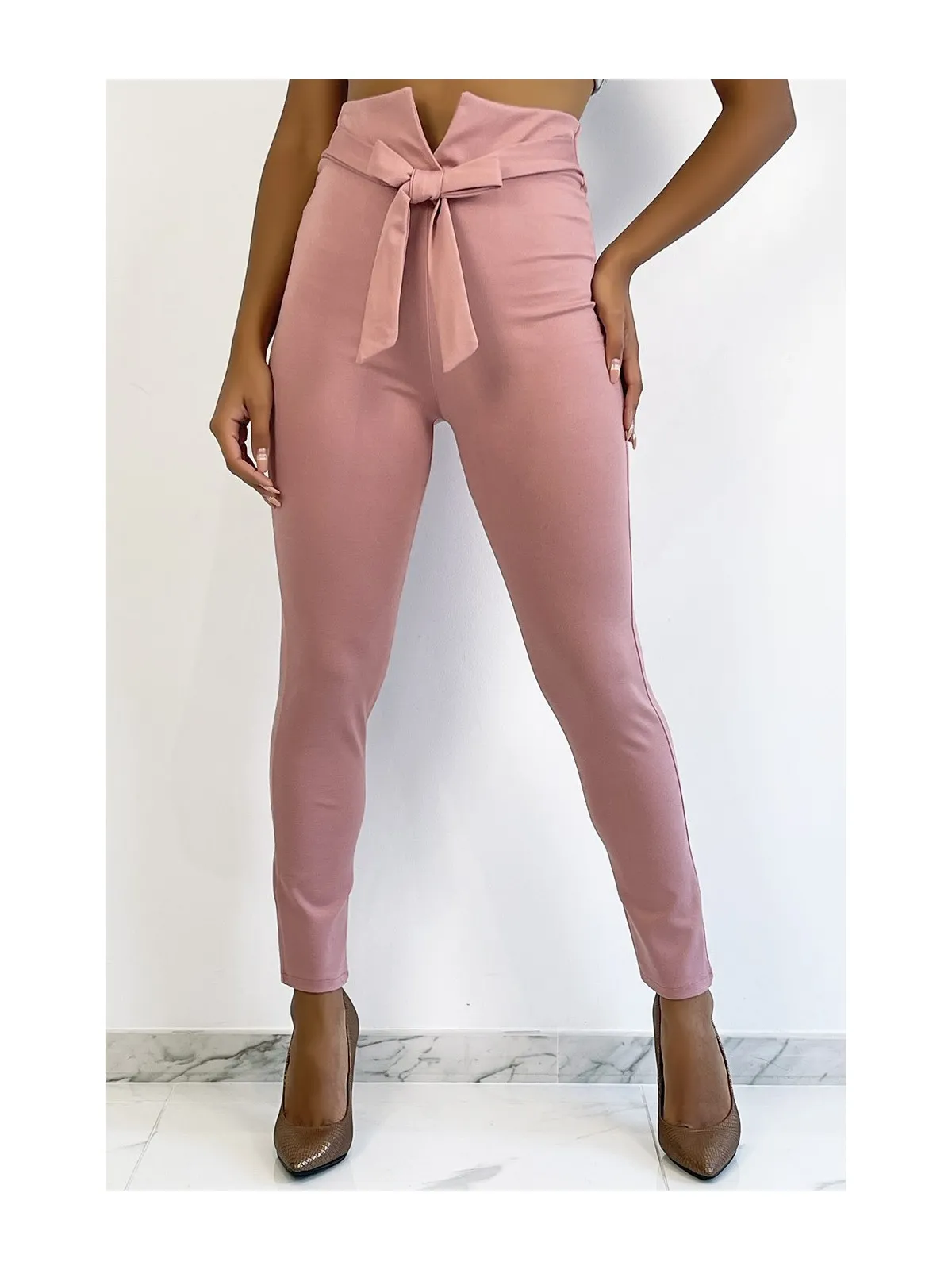 Pantalon slim rose taille haute avec ceinture et forme V