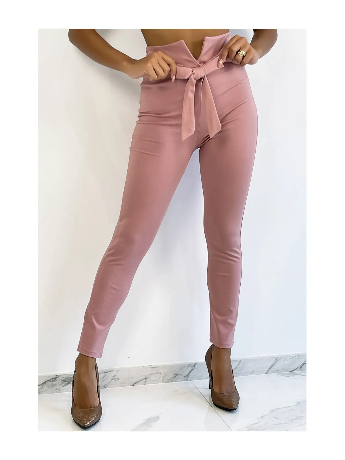 Pantalon slim rose taille haute avec ceinture et forme V