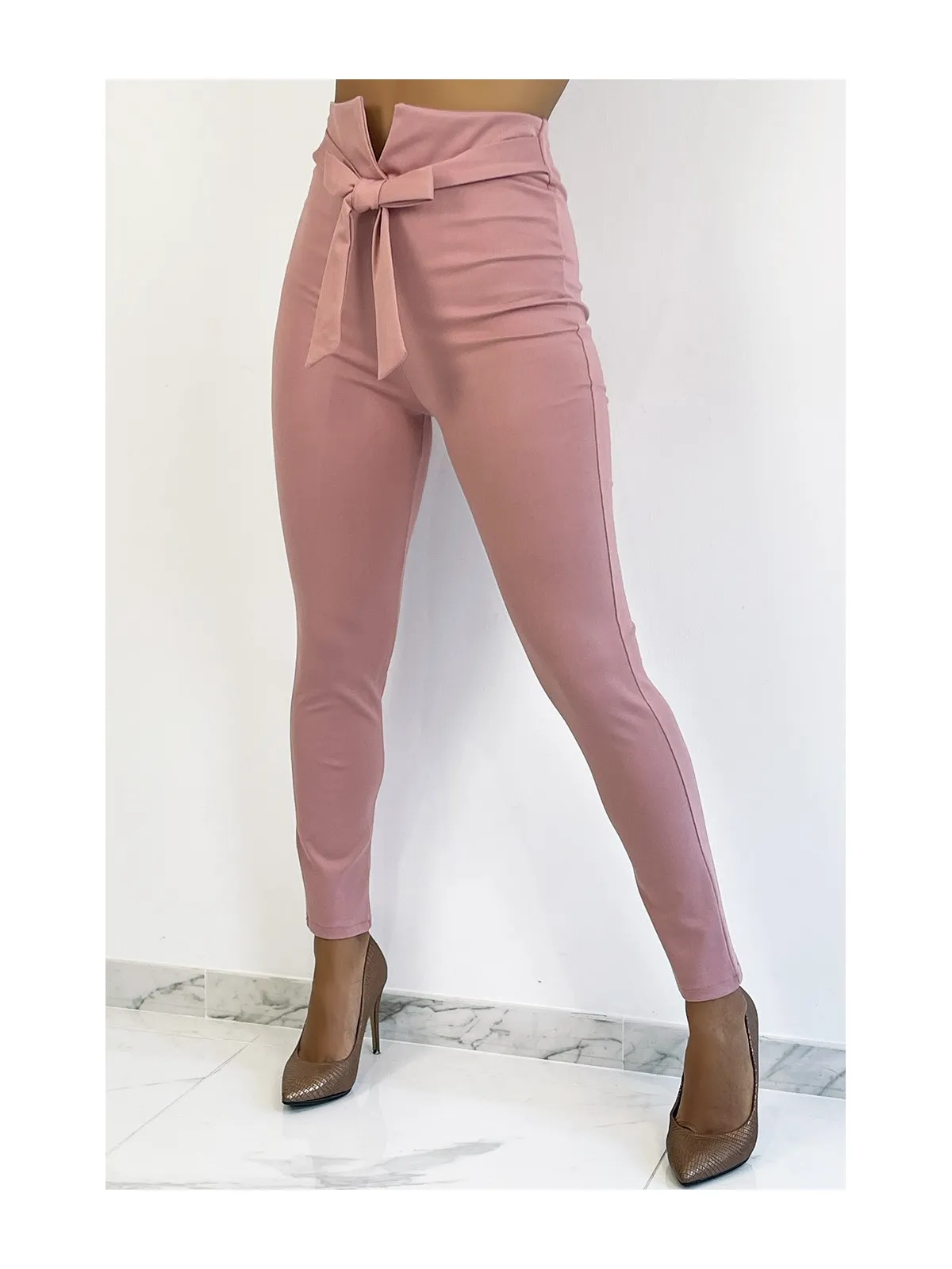 Pantalon slim rose taille haute avec ceinture et forme V