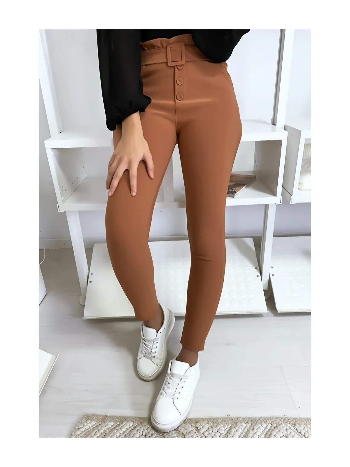 Pantalon slim taille haute avec poche boutons et ceinture