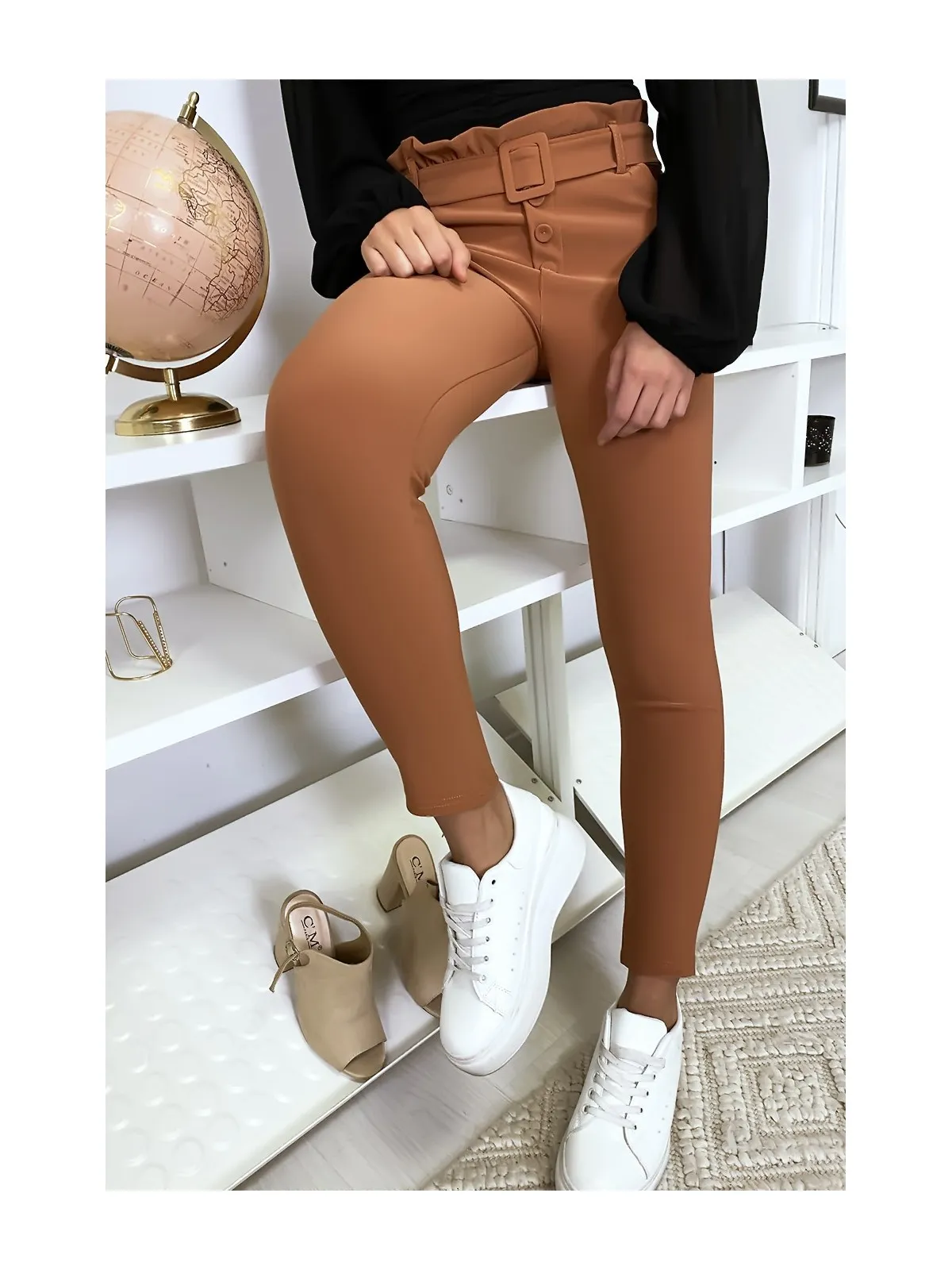 Pantalon slim taille haute avec poche boutons et ceinture