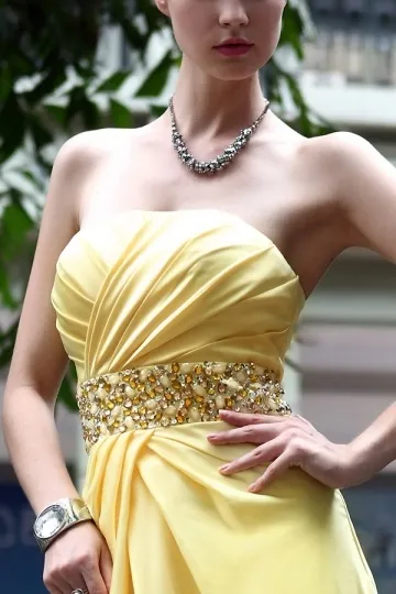 Robe de soirée pour un mariage jaune moulante bustier drapé avec une ceinture de bijoux