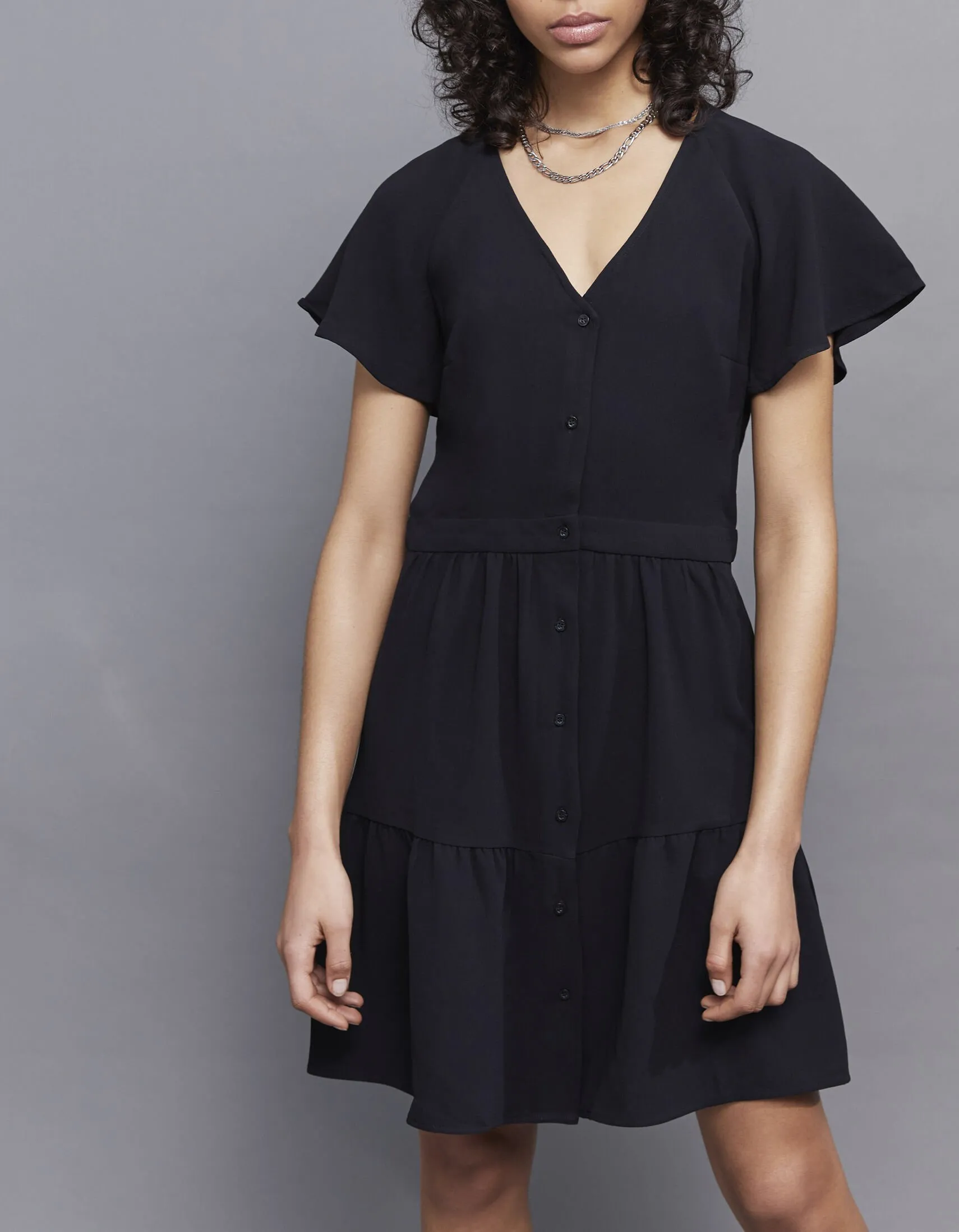 Robe noire encolure V boutonnée devant Femme