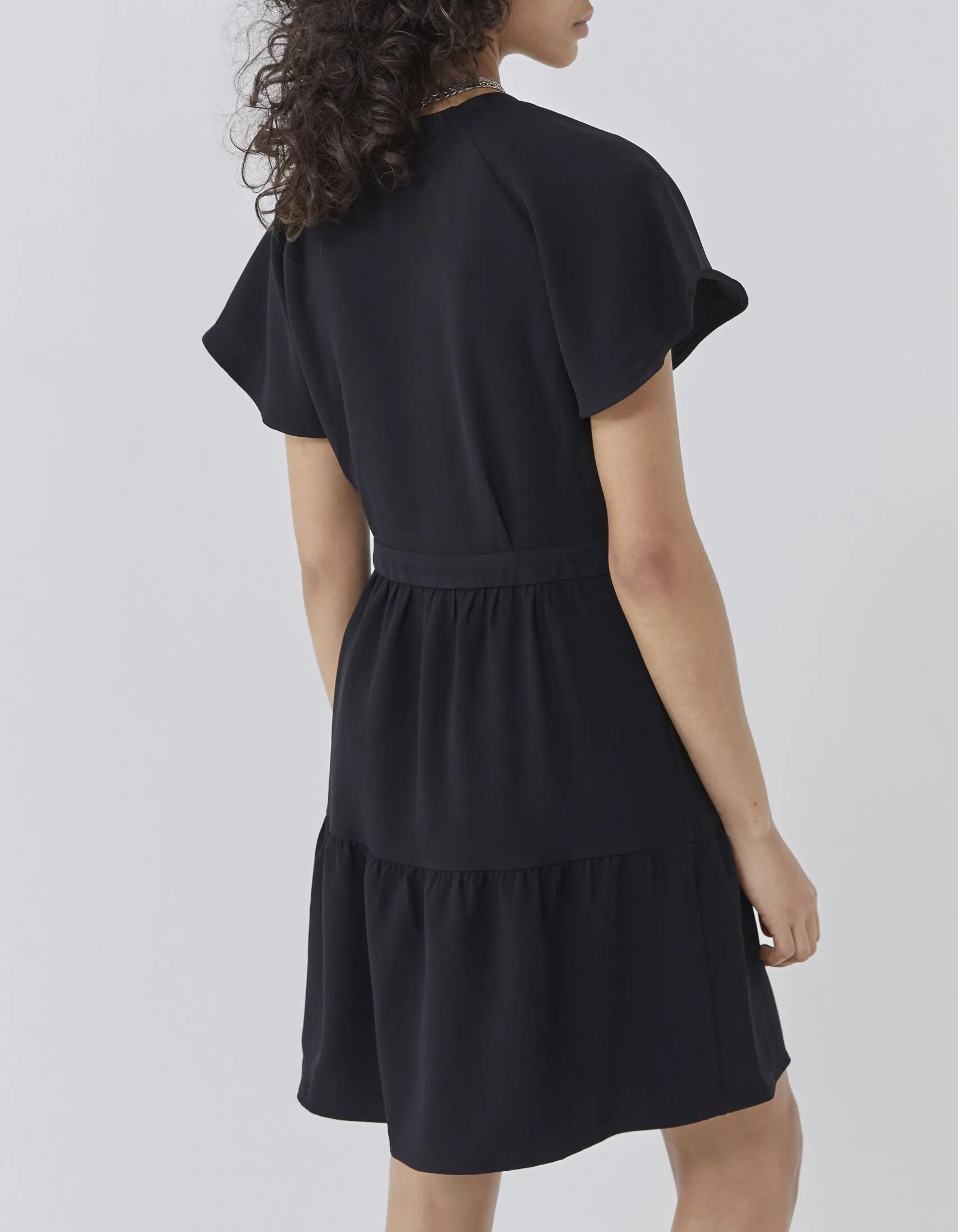 Robe noire encolure V boutonnée devant Femme