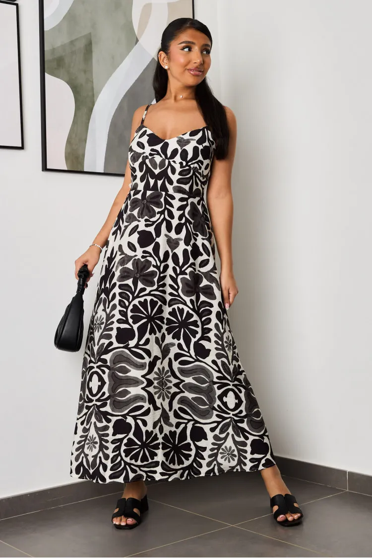 Robe noire à motif fleuri